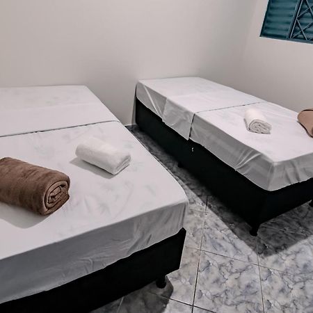 Отель Pousada Roosevelt Quarto 03 - Pousada Central Prox Rodoviaria E Dist Industrial Уберландия Экстерьер фото