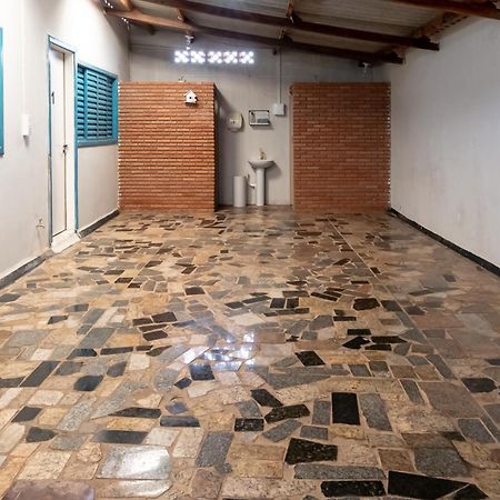 Отель Pousada Roosevelt Quarto 03 - Pousada Central Prox Rodoviaria E Dist Industrial Уберландия Экстерьер фото