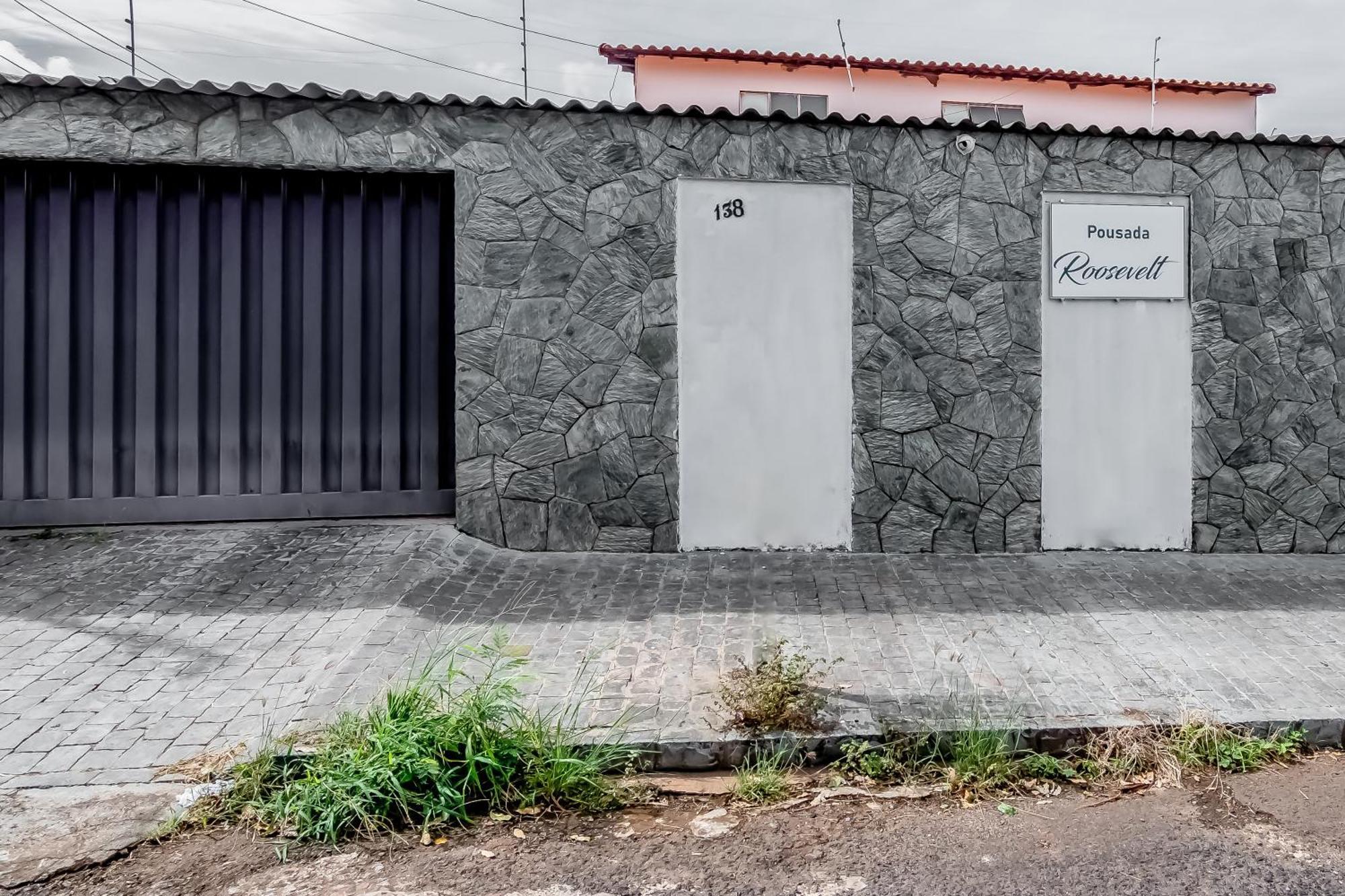 Отель Pousada Roosevelt Quarto 03 - Pousada Central Prox Rodoviaria E Dist Industrial Уберландия Экстерьер фото